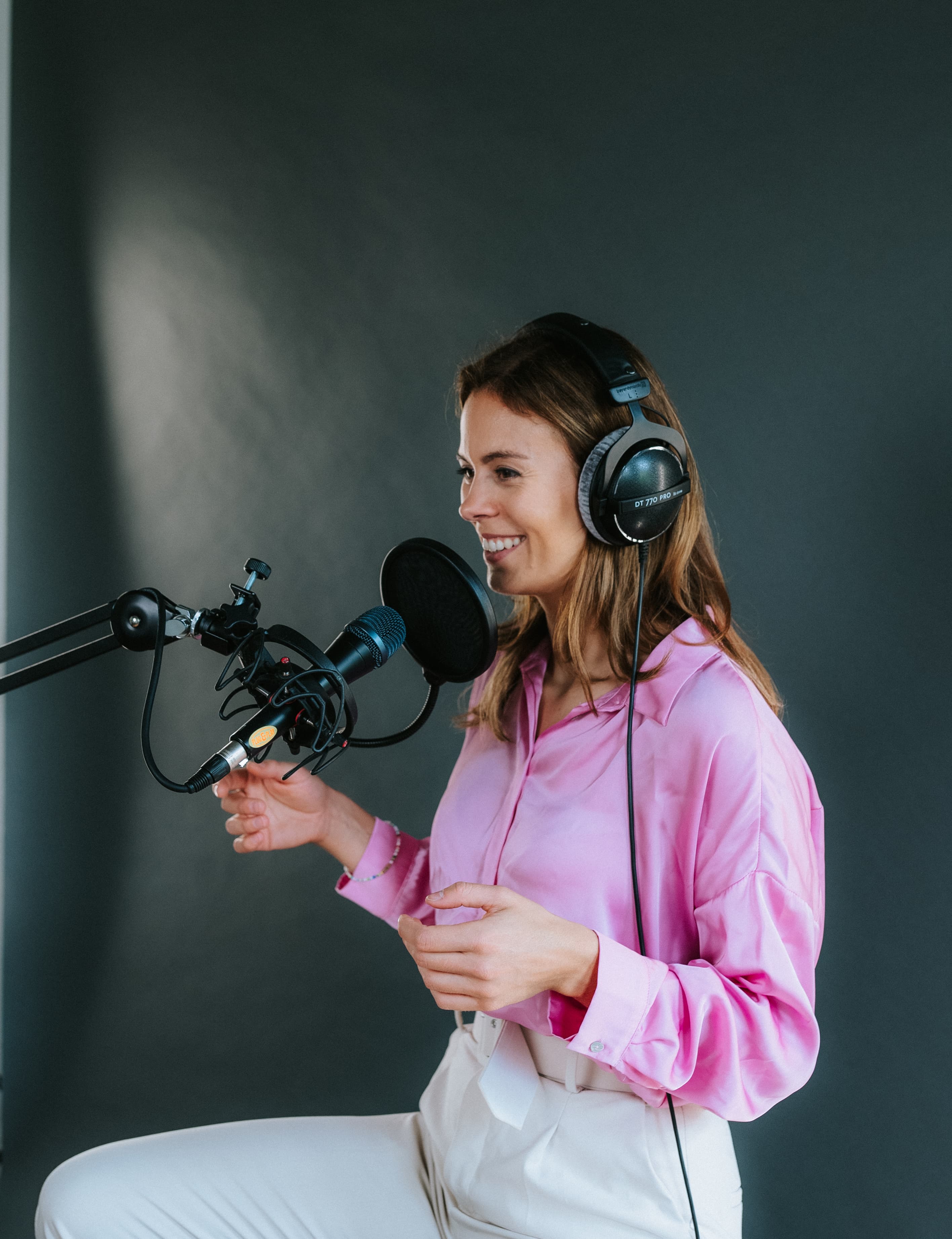 Jenny Ueberberg bei einer Podcast-Aufnahme