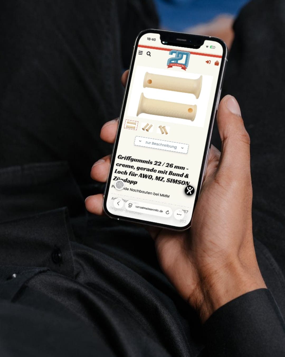 Mobile Produktseite von Motorrad Meister Milz Hand hält ein Smartphone mit einer Produktseite von Motorrad Meister Milz