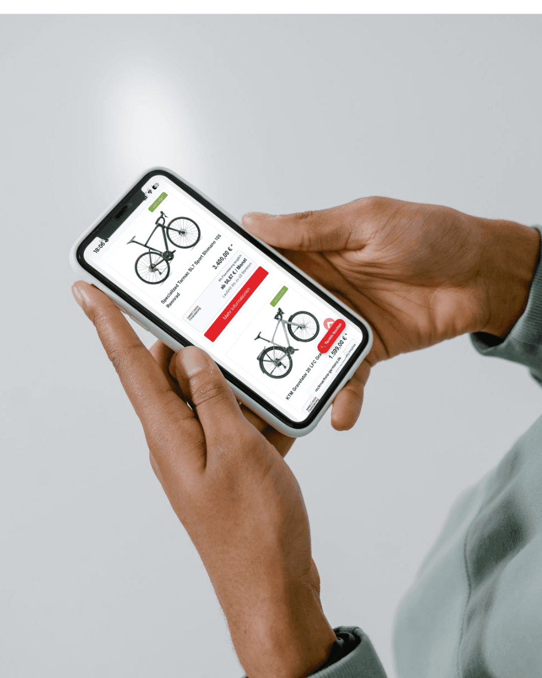 Mobile Produktseite von BADBIKES Hände halten ein Smartphone mit einer Fahrrad-Produktseite von BADBIKES