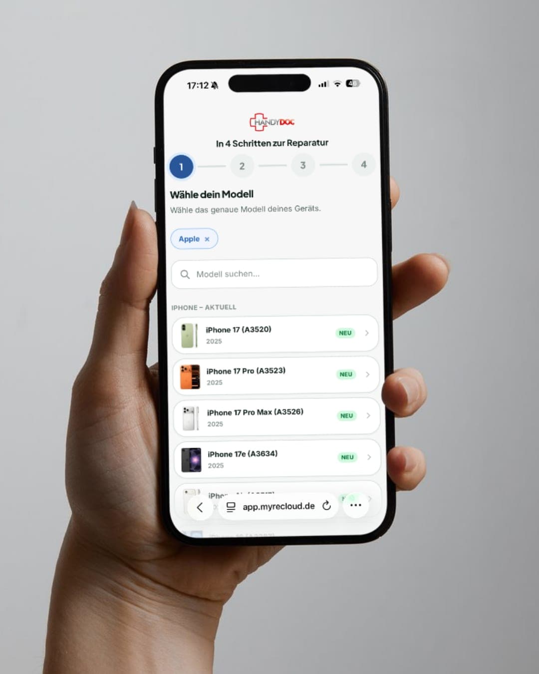 Mobiles Buchungssystem von HandyDoc Hand hält ein Smartphone mit dem digitalen Buchungssystem von HandyDoc