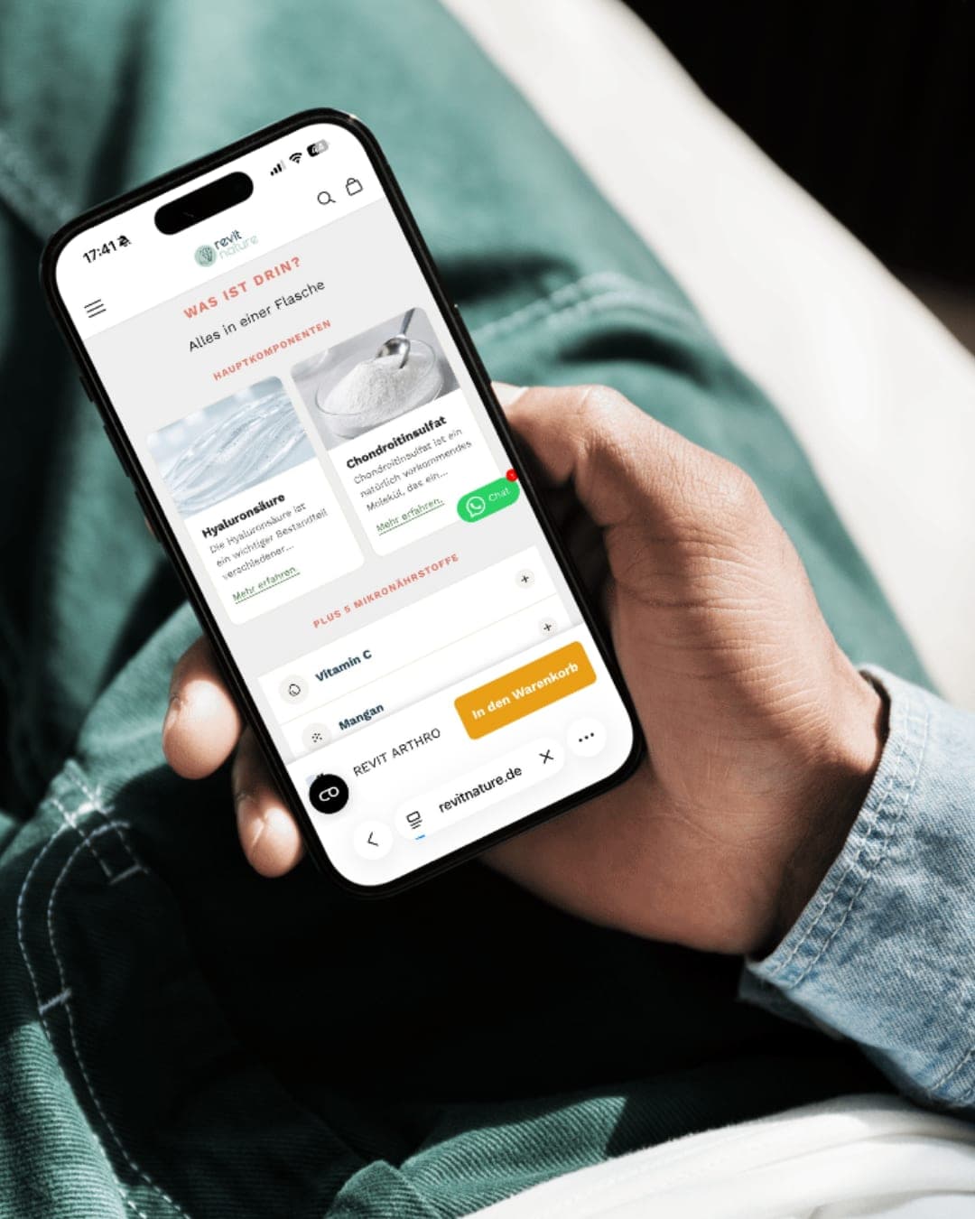 Mobile Produktseite von Revit Nature Hand hält ein Smartphone mit einer Produktseite des Revit Nature Onlineshops